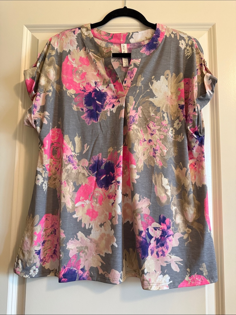 Dear Scarlett Lizzy Floral Split-Neck Blouse in Gray & Pink
